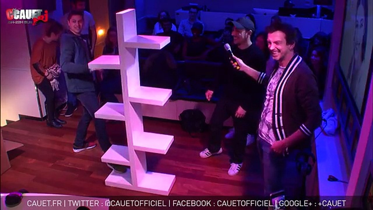 Mika complètement ouf détruit une étagère à main nue - C’Cauet sur NRJ