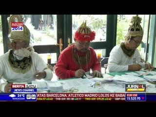 Petugas TPS Umbulharjo Pakai Kostum Bertema Ramayana