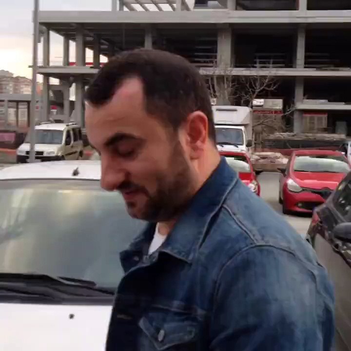 Bayan Voleybolcuyu Poposundan Tanıyan adam