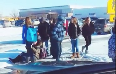 Për pesë minuta, në të njejtin vend rrëshqasin mbi 15 nxënës