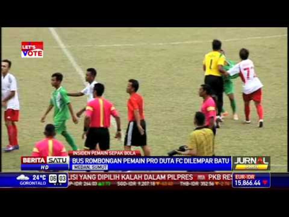 Pemain PSMS dan Pro Duta Baku Pukul