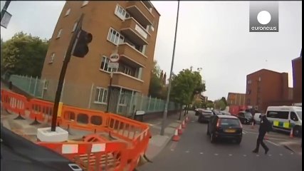 Road Rage à Londres, un piéton pousse un cycliste