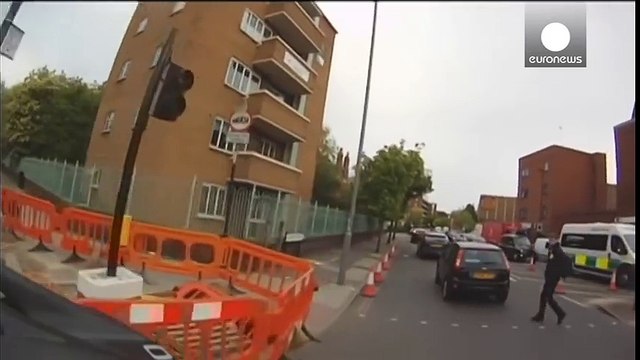 Road Rage à Londres, un piéton pousse un cycliste
