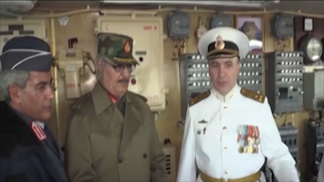 حفتر يزور حاملة طائرات روسية ويتصل بوزير الدفاع