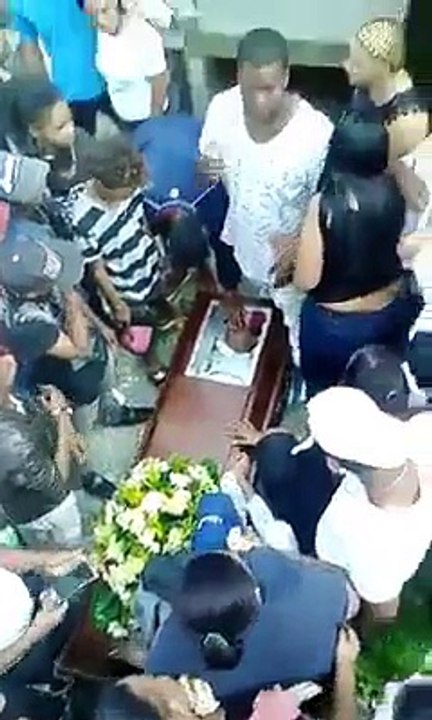 Se arma un tremendó rebú en el entierro del joven Frangelys