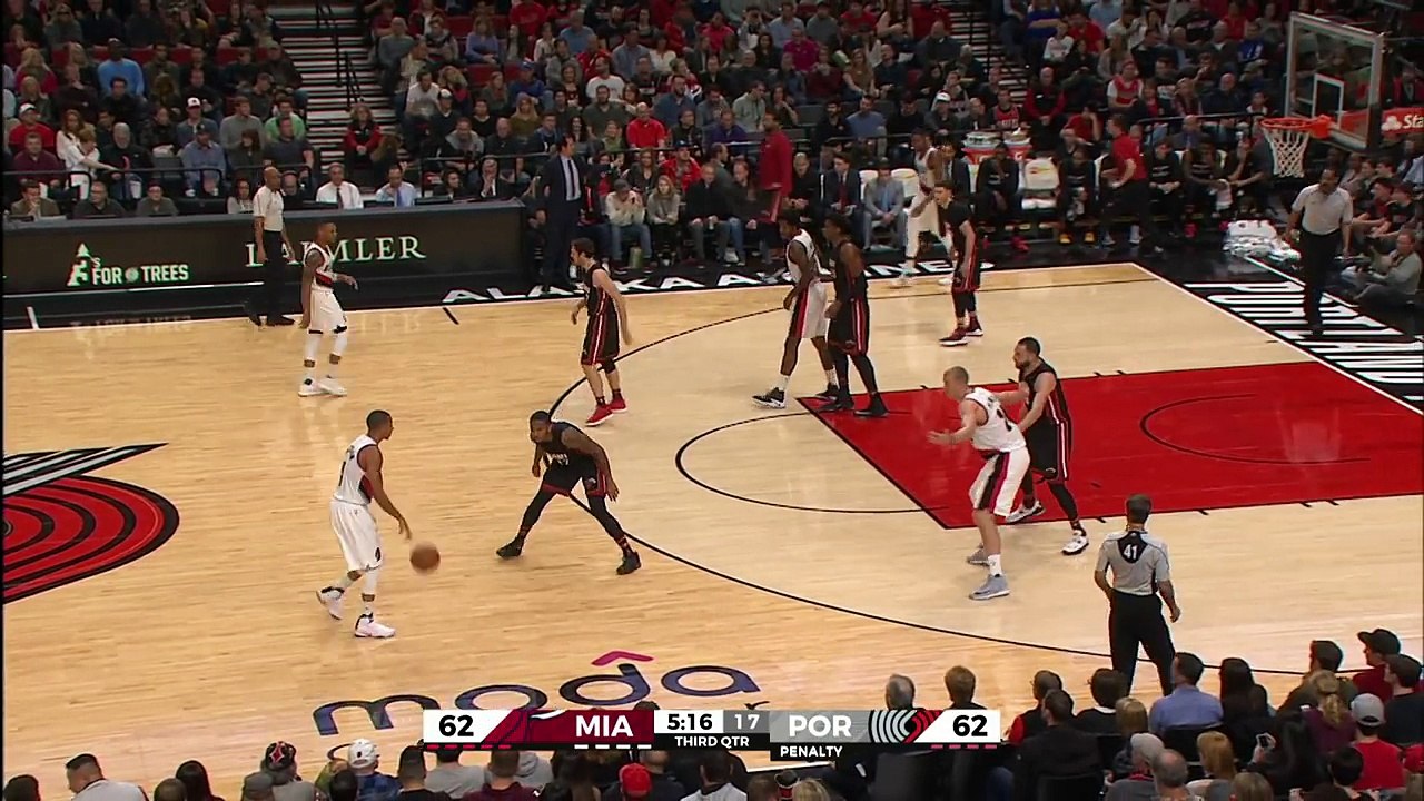 Mason Plumlee Drives In For The 2 Hand Poster!  _ 12.03.16.-1QKHI2JCkYc