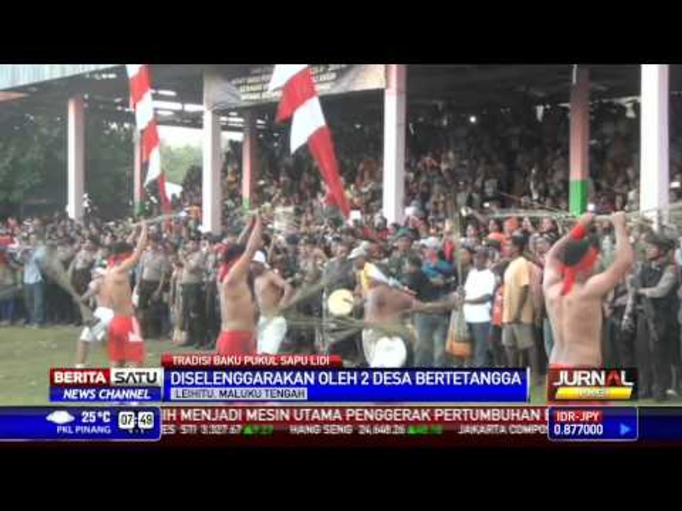 Warga Maluku Tengah Gelar Tradisi Baku Pukul Sapu Lidi