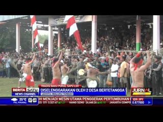 Warga Maluku Tengah Gelar Tradisi Baku Pukul Sapu Lidi