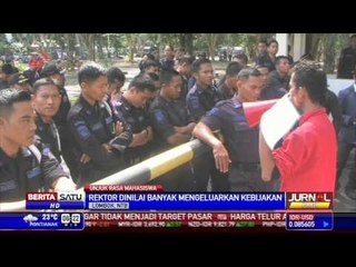 Mahasiswa Universitas Mataram Demo Rektorat