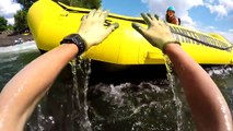 Un mec plonge dans une rivière équipé d'une GoPro et en ressort tout un tas d'objet insolites, même un flingue