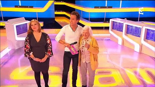 Cyril Féraud accueille une femme âgée de 97 ans sur le plateau du jeu Slam - Regardez