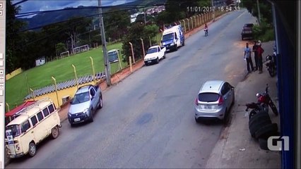 Ce motard se predn une voiture à pleine vitesse, fait un vol plané de 50m et est à peine blessé... Miracle