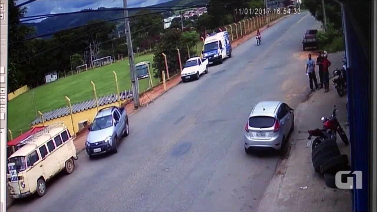 Ce motard se predn une voiture à pleine vitesse, fait un vol plané de 50m et est à peine blessé... Miracle