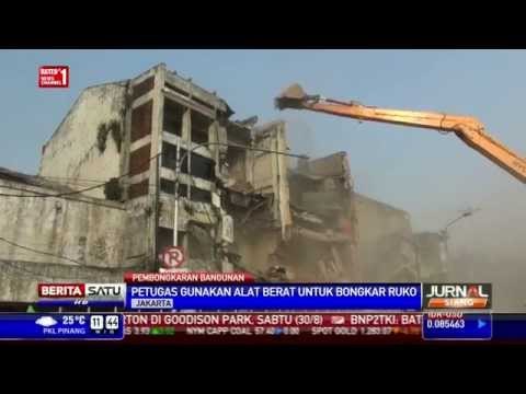Belasan Ruko di Bantaran Kali Ciliwung Dibongkar Alat Berat