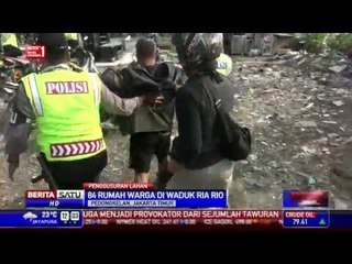 Seorang Warga Waduk Ria Rio Pegang Senjata Api