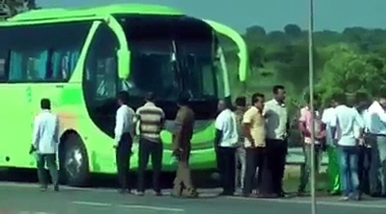 හම්බන්තොට ගම්මුන්ට ගහන්න පිරිස් ගෙන්වන අයුරු රහස් වීඩියෝවක්