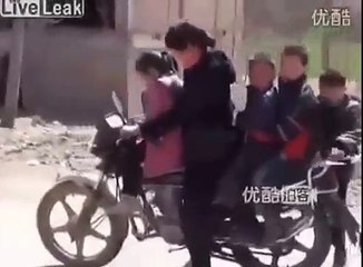 Отправляет детишек в школу на мотоцикле!