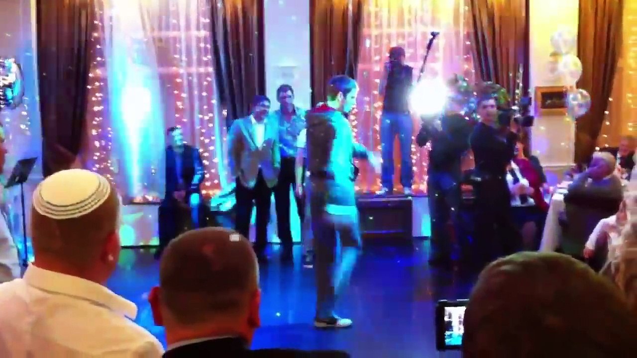 ПРИКОЛЬНЫЕ ТАНЦЫ  НА СВАДЬБЕ СМЕШНО ТАНЦУЕТ