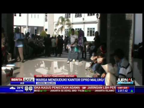 Ratusan Warga Duduki Kantor DPRD Maluku Tengah