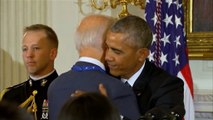 Barack Obama surprend Joe Biden en lui décernant une médaille (et le fait pleurer)