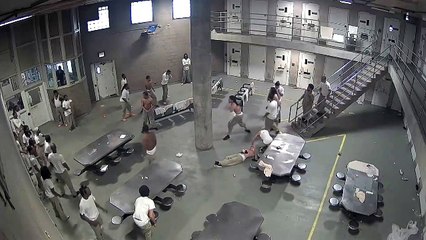 Une bataille rangée éclate entre deux gangs dans la cour commune d’une prison de Chicago !