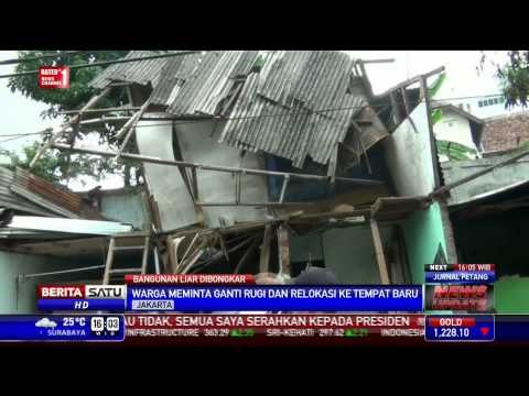 Puluhan Bangunan Liar di Jalan Inspeksi Kali Ciliwung Dibongkar