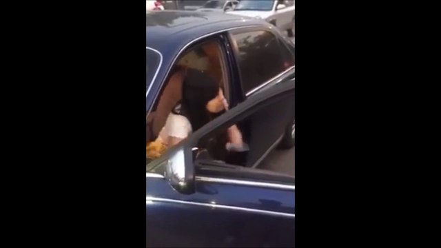 Elle sort de sa voiture pour embrouiller une autre femme et oublie le frein... FAIL