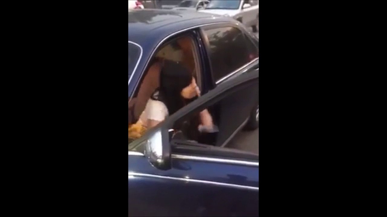 Elle sort de sa voiture pour embrouiller une autre femme et oublie le frein... FAIL