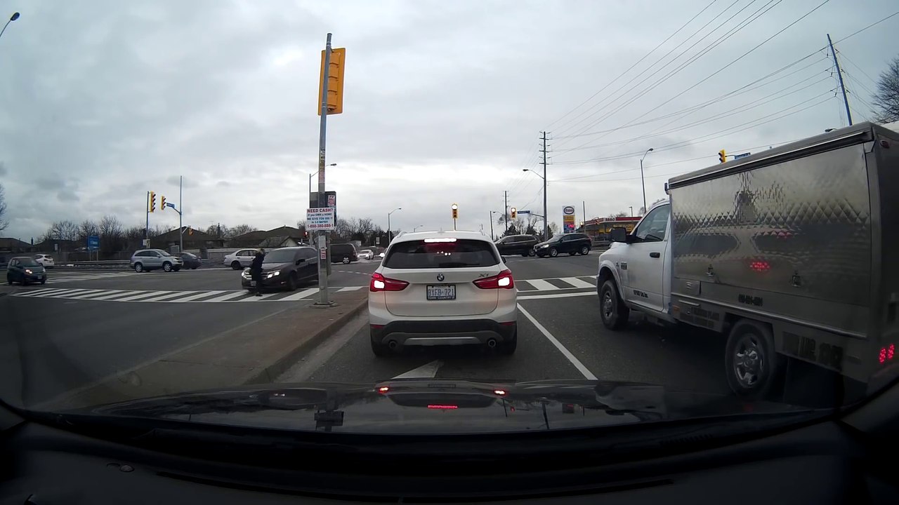 Un piéton se fait percuter par une voiture à un...