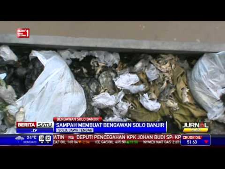 Sungai Bengawan Solo Meluap Akibat Tumpukan Sampah