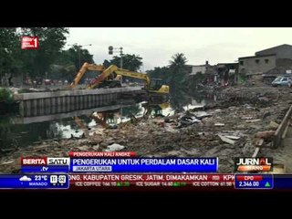 Dua Alat Berat Dikerahkan Mengeruk Dasar Kali Angke