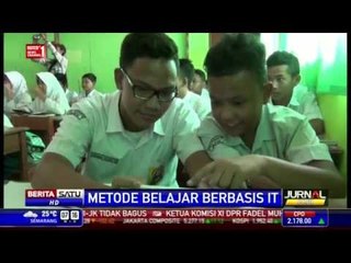 Siswa di Depok Belajar dengan Komputer Tablet