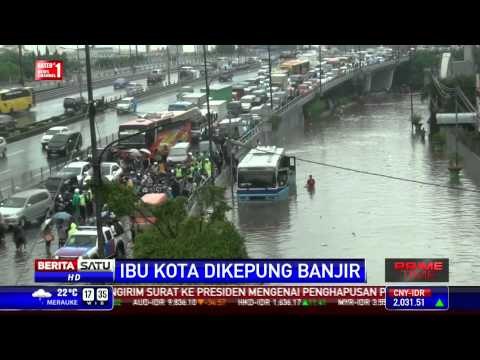 Sepeda Motor Menyeberang Gunakan Jasa Gerobak