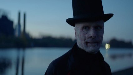 Un homme attend Halloween avec impatience