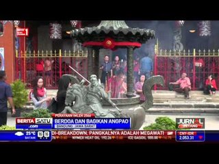 Wihara di Bandung Dijaga Ketat, Puluhan Pengemis Berebut Angpao