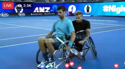 Novak Djokovic essaye le tennis en fauteuil roulant et assure le spectacle
