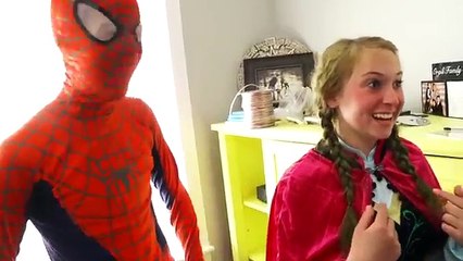 LA REINE DES NEIGES Elsa & Spiderman avec Joker et Superman!