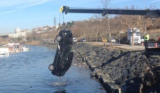 Bakırköy'de feci kaza: Kaldırımdaki kadını ezip dereye uçtu: 1 ölü