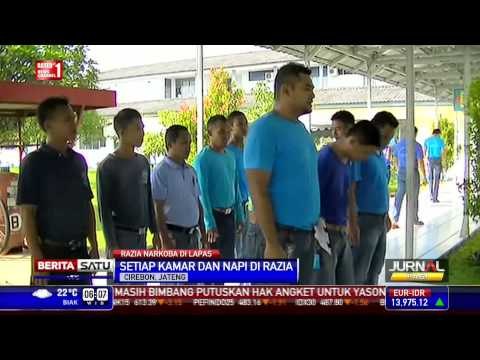 Petugas Razia Kamar Napi Lapas Narkotika Cirebon