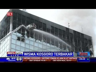 Pemadam Kebakaran Melakukan Proses Pendinginan di Wisma Kosgoro