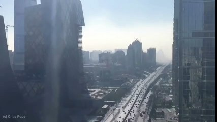 Pékin : à partir de son bureau, il filme le rapide ensevelissement de la ville sous un nuage de smog. Effrayant !