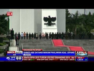 Shinzo Abe Tabur Bunga di Makam Pahlawan