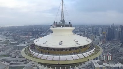 Watch Incredible Footage of a Drone Crashing Into Seattle&#039;s Space Needle