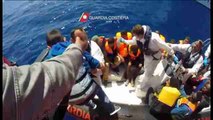 Unos 25.800 niños no acompañados llegaron a Italia en 2016 tras cruzar el mar