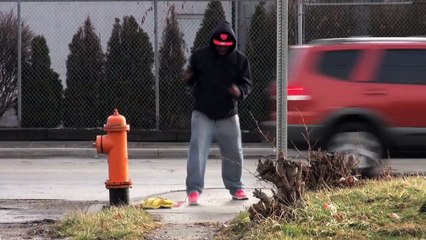 En voulant ramasser un objet qui ne l’appartenait pas, elle sursaute de frayeur