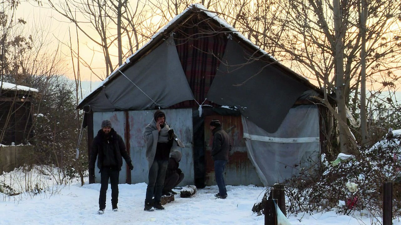 Flüchtlinge harren bei klirrender Kälte in Belgrad aus