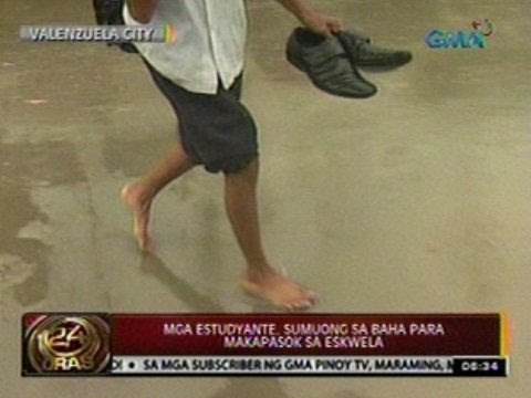24 Oras: Mga estudyante, sumuong sa baha para makapasok sa eskwela