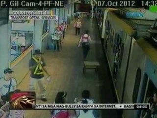 24 Oras: Buntis, nanganak sa LRT