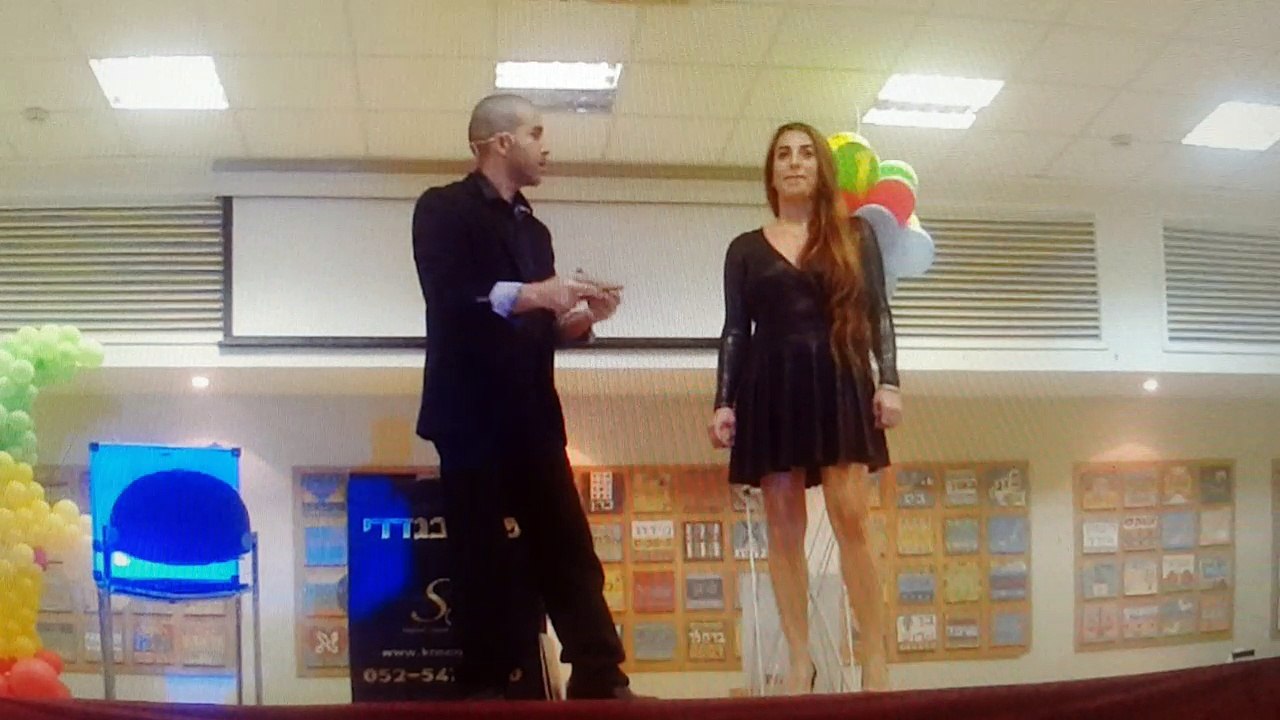 שרון בגדדי - אמן חושים קסמים ובידור-ניחוש שם