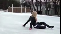Topuklu ayakkabı ile buzun üstünde yürümeye çalışan kadın